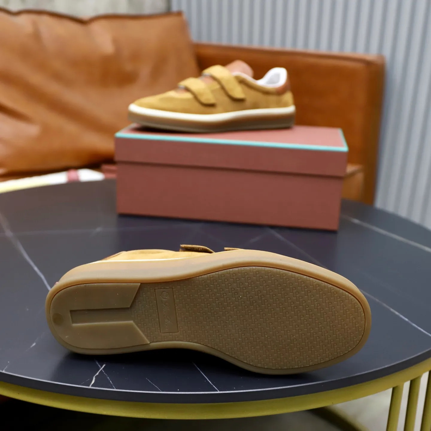 Ex-factory price: 560💰Loro Riana men’s moral training sneakers! Made from high-quality materials and designed in a low-cut silhouette, it offers an elegant and stylish look that's suitable for year-round wear. The unique double-layer sole aesthetic design, caramel cup-shaped outsole is decorated with off-white rubber trim, creating an attractive color combination. Pair with tailored pieces or jeans for a sophisticated yet casual look. The heel is decorated with soft cow leather tongue with Kummel color inserts and cotton laces with embossed LP logo. Upper: cow split suede stitching knitted fabric. Lining: original thickened soft sheepskin. Size: 38-39-40-41-42-43-44 (customized in 45.46)